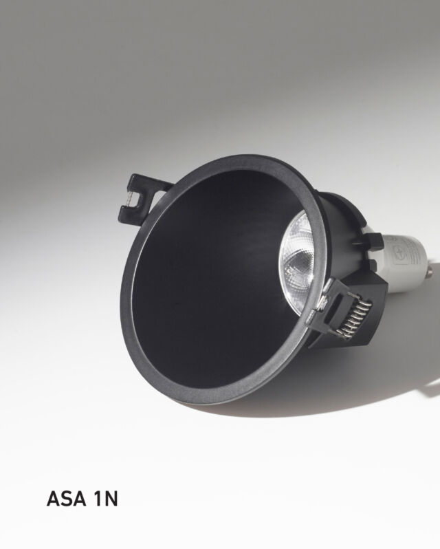 Conocé nuestro spot de embutir Asa.

Con lámpara dicroica y cuerpo de policarbonato, este modelo viene en negro / blanco / negro y blanco. Ideales para resaltar características de un espacio, como obras de arte, estanterías o aspectos arquitectónicos.