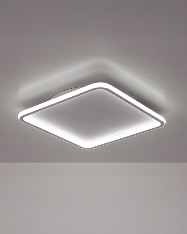 DOCHEIO: Plafón, aplique de techo.

Con un diseño en color blanco y fabricado en aluminio duradero, se compone con un LED integrado de 78W que emite una luz neutra de 4000K.

Sus dimensiones compactas(400 mm x 50 mm) lo hacen ideal para cocinas, salas de estar y espacios compartidos.