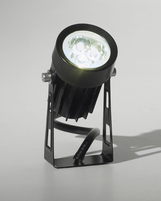 Modelo YETI: Ideal para una iluminación direccionada en exterior.

Este modelo proporciona un ángulo de apertura de 24° para una iluminación precisa.

Su estructura de aluminio y protección IP55, aseguran durabilidad frente a las condiciones exteriores. Además,su LED integrado de 3W garantizan un bajo consumo.

Para más información ingresá a nuestra Web. Link en Bio.